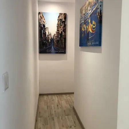 Perfect Location, 2 Bd Apt-19b شقة